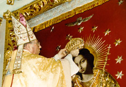 Kard. V. Sladkevičius vainikuoja Pivašiūnų Dievo Motiną. 1988 m. rugpjūčio 14 d.